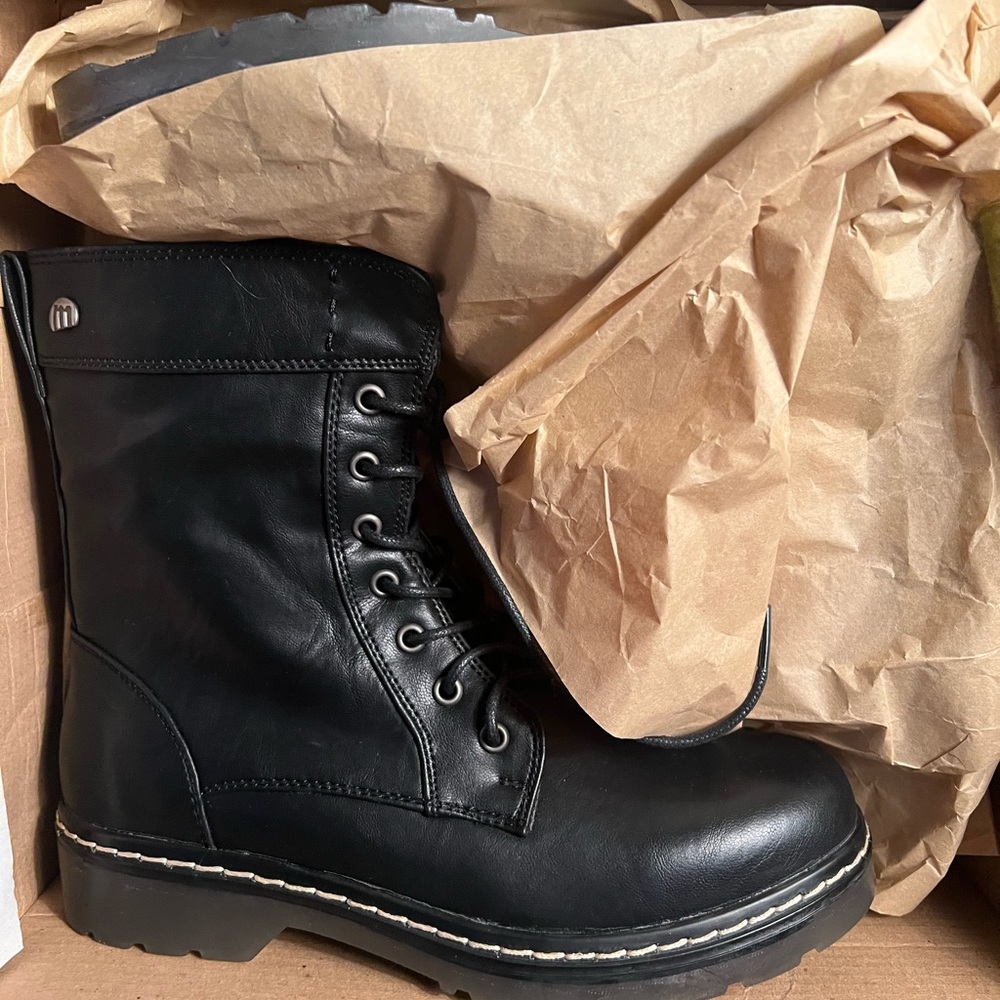 MYNg ladies combat boots Super cute